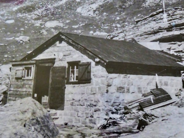 1969En 1969, ce refuge est repris par la section CAS Delémont sous la présidence de Lucien Sala et transformé en cabane de montagne pouvant héberger 16 personnes. Très vite cette cabane se révélera trop petite.