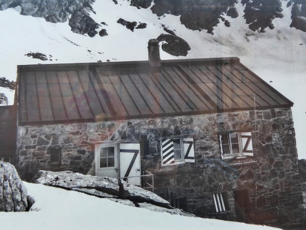 1978-1979L’agrandissement de la cabane est réalisé en 1978 et 1979. La cabane est mise hors eau et comporte désormais un réfectoire et des dortoirs ayant une capacité de 48 places, un lavabo, des WC, une cave et un local de 4 places pour les gardiens.L’inauguration de la nouvelle cabane a lieu le 9 septembre 1979.