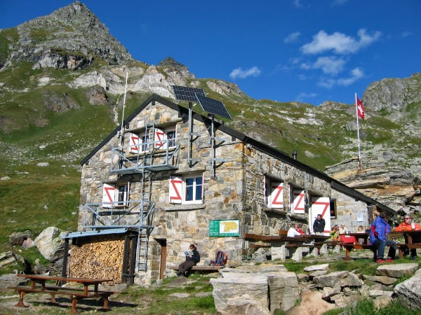 1989Pâques 1989: Une avalanche détruit partiellement la cabane. Des travaux de réparation et de modernisation sont effectués. Le toit est prolongé jusqu’au rocher et une galerie protégée est construite sur le flanc de la cabane côté Nord.L’inauguration de la nouvelle cabane a lieu le 10 septembre 1989.