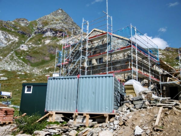 2018Pendant l’été 2018, la cabane est rehaussée tout en gardant son architecture extérieure et à l’intérieur, tout est refait à neuf de fond en comble.Cette transformation poursuit 2 buts: atteindre les standards du CAS et répondre aux normes environnementales sur le traitement des eaux usées.La cabane a été inaugurée le 5 juillet 2019.