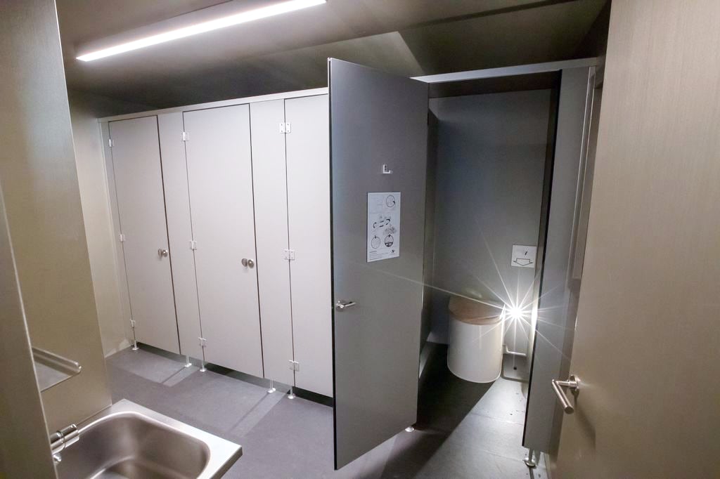 Les sanitaires sont entièrement refaits avec mise en place de toilettes sèches.